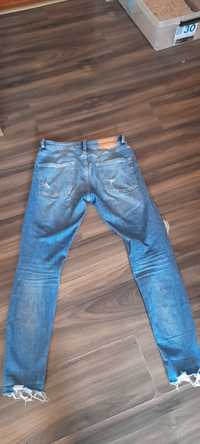 Niebieskie jeansy z dziurami