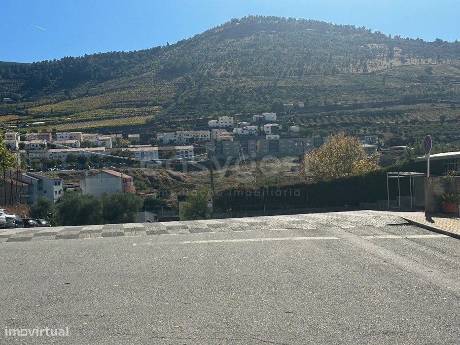 Casa de campo para restaurar com terreno em Torre de Moncorvo.