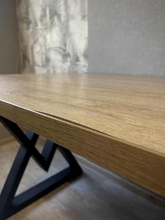 Стіл кухонний, деревинностружкова плита з металевими стійками