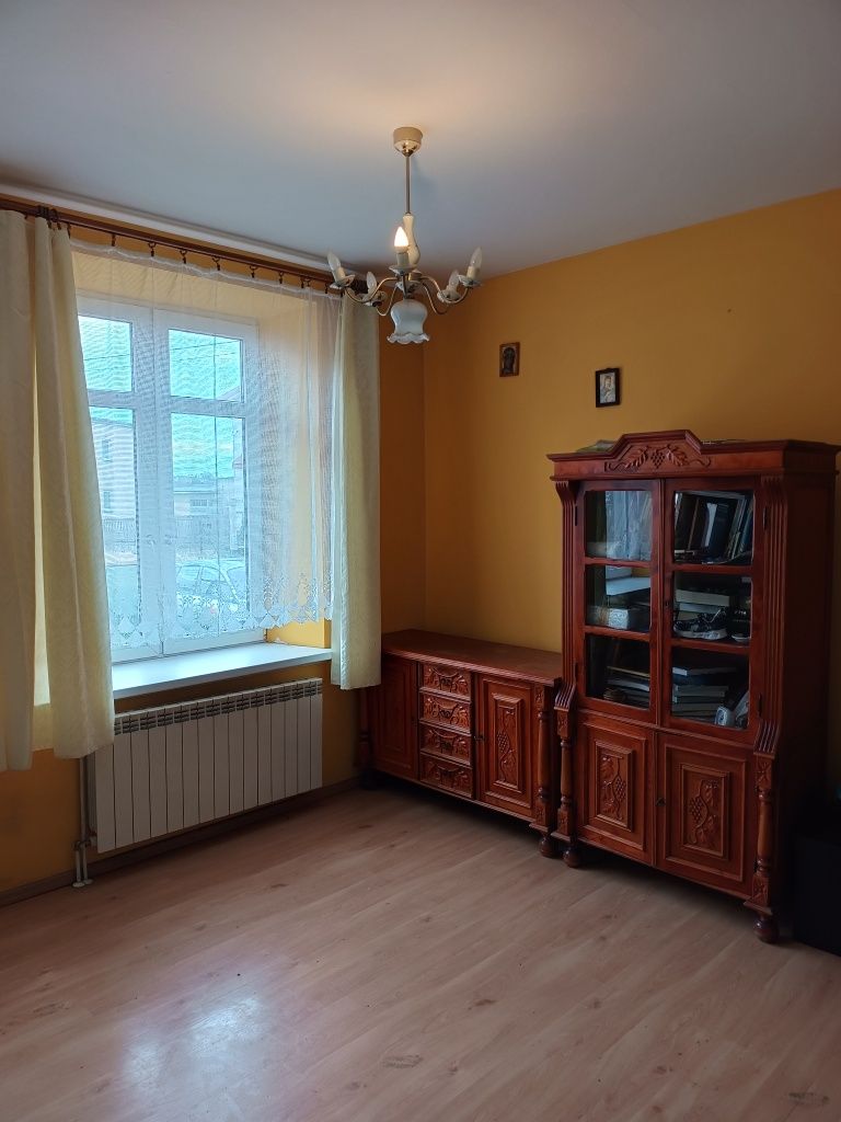 Meble krzesła komoda witryna