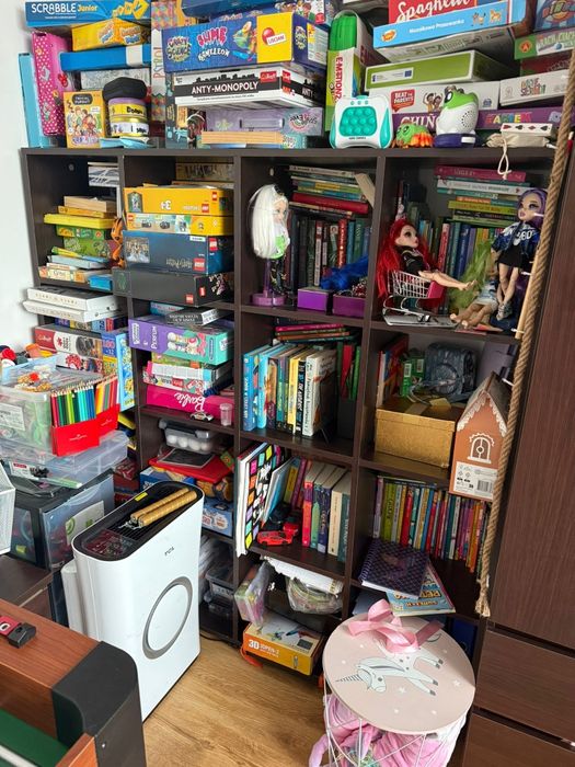 Regał z 16 półkami