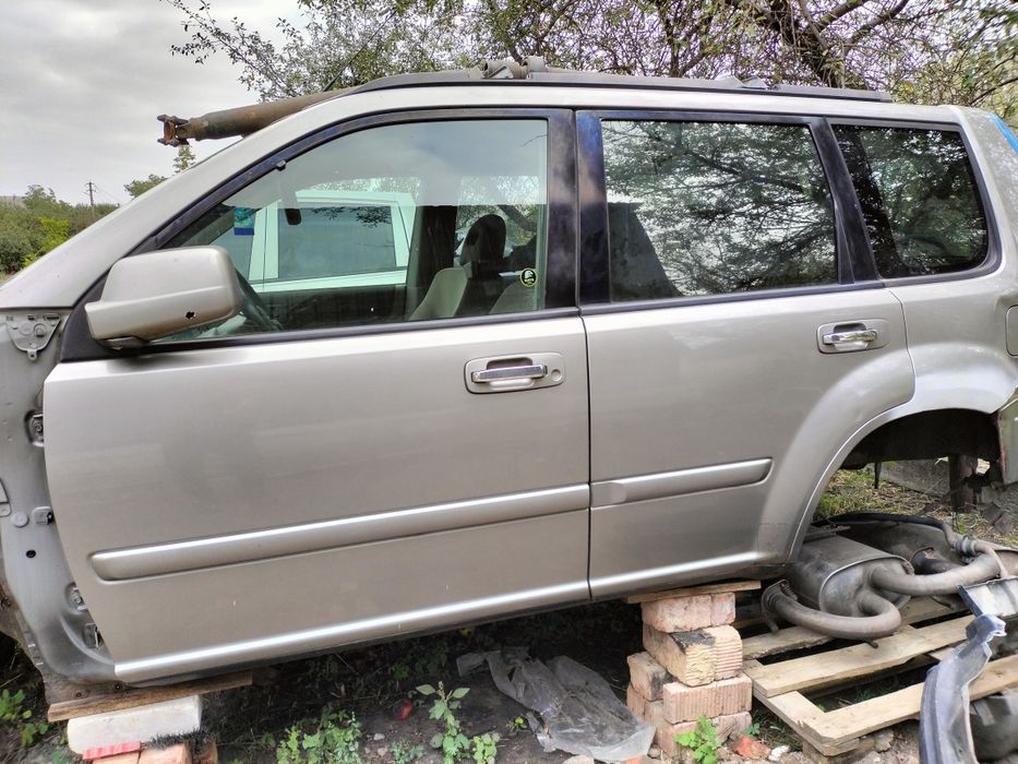 Двері Nissan X-Trail T30