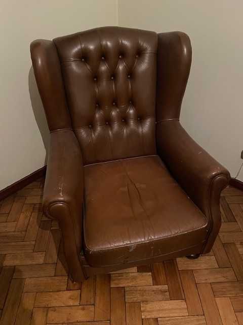 Sofás clássicos em cabedal