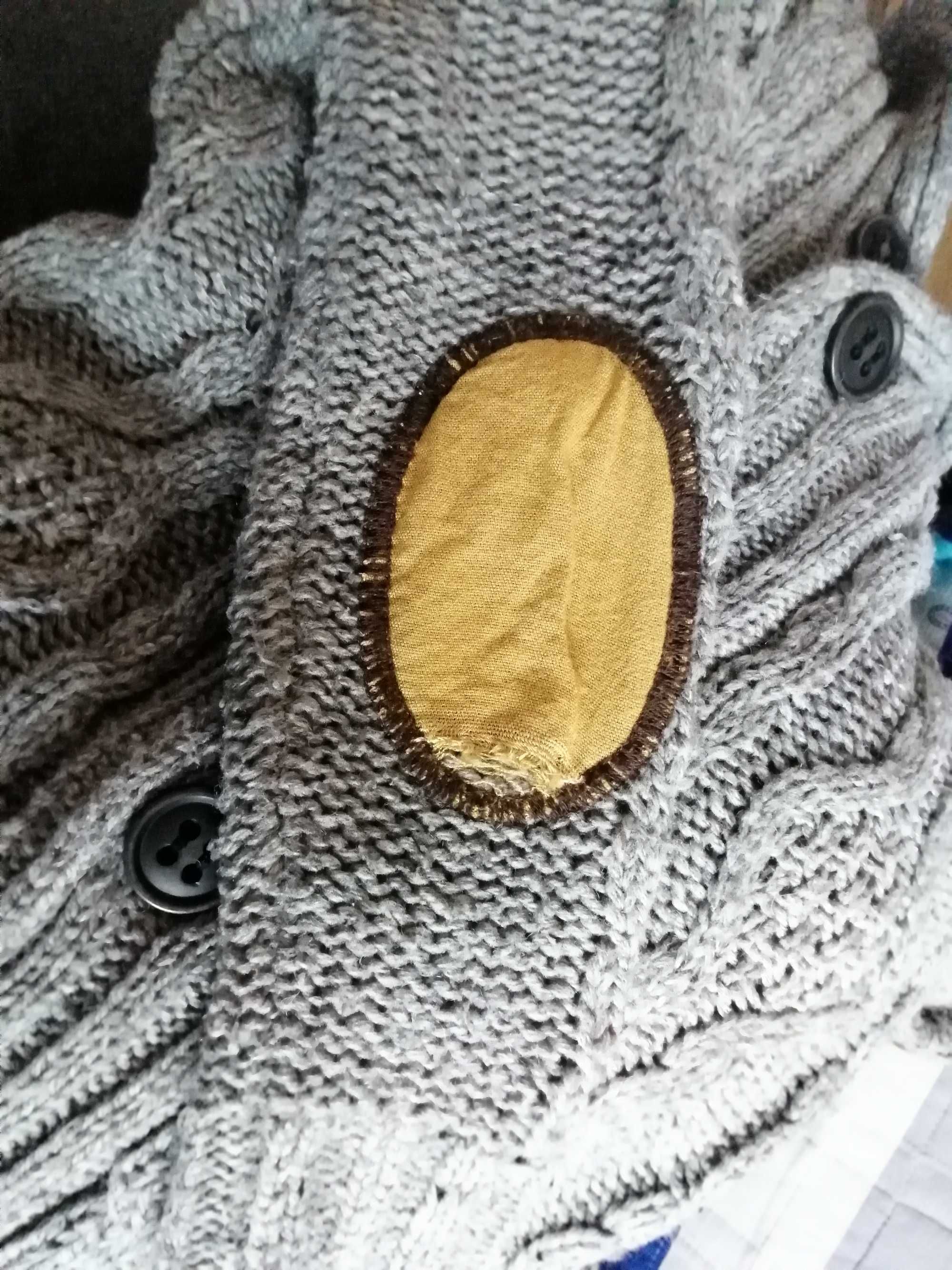 Ciepły sweter Zara rozmiar 104 z wełną na guziki