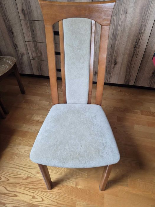 komplet od 2 do 8 drewnianych krzeseł do jadalni