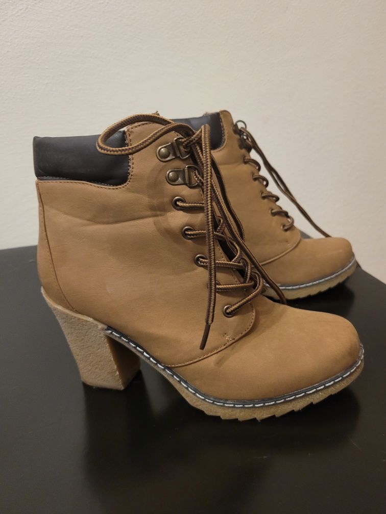 Bota camel tacão alto