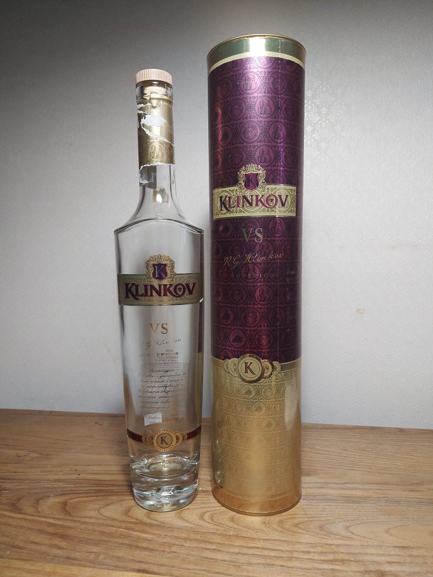 Тубус и бутылка из под коньяка Клинков.
