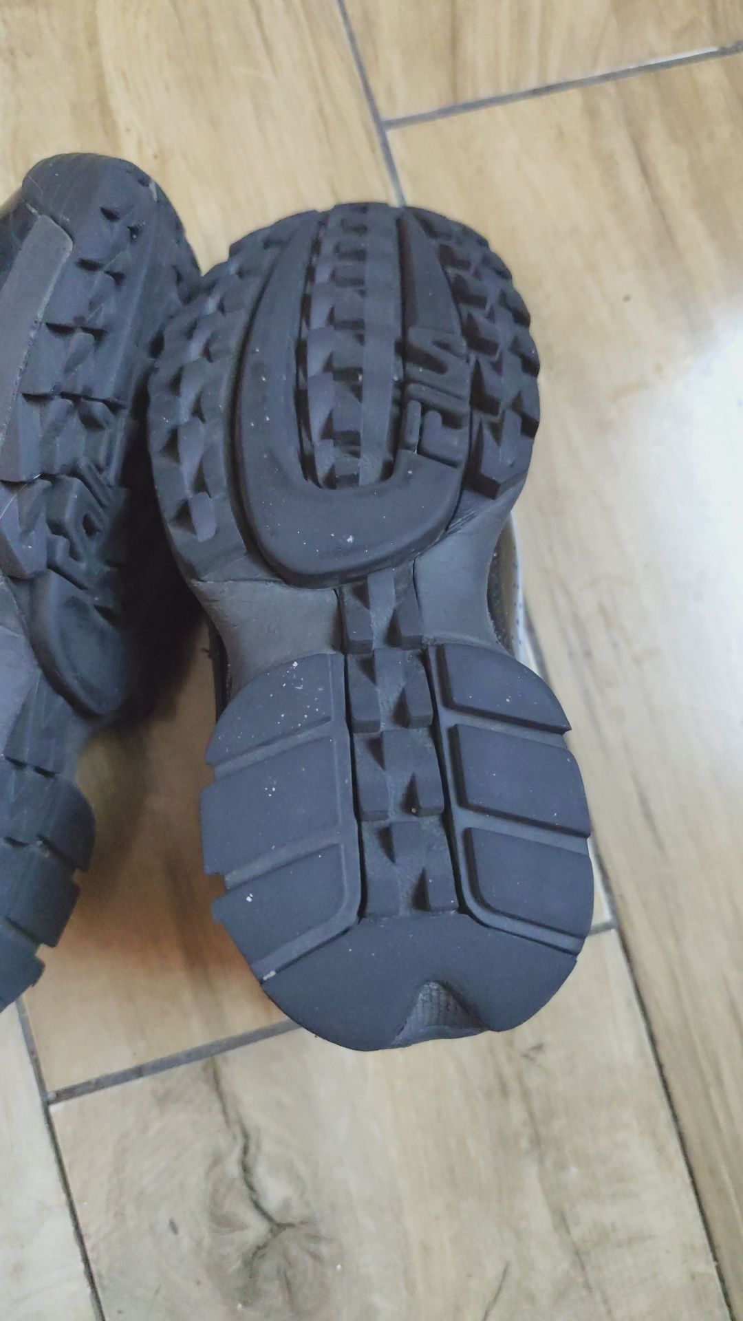 Sneakersy FILA Disruptor oryginalne czarne lakierowane do kostki dams