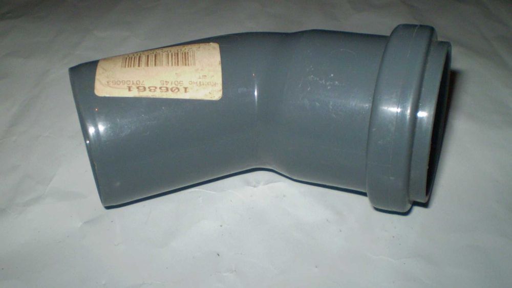 Пластиковый уголок,шланги и лейки для смесителя под шланг разные.