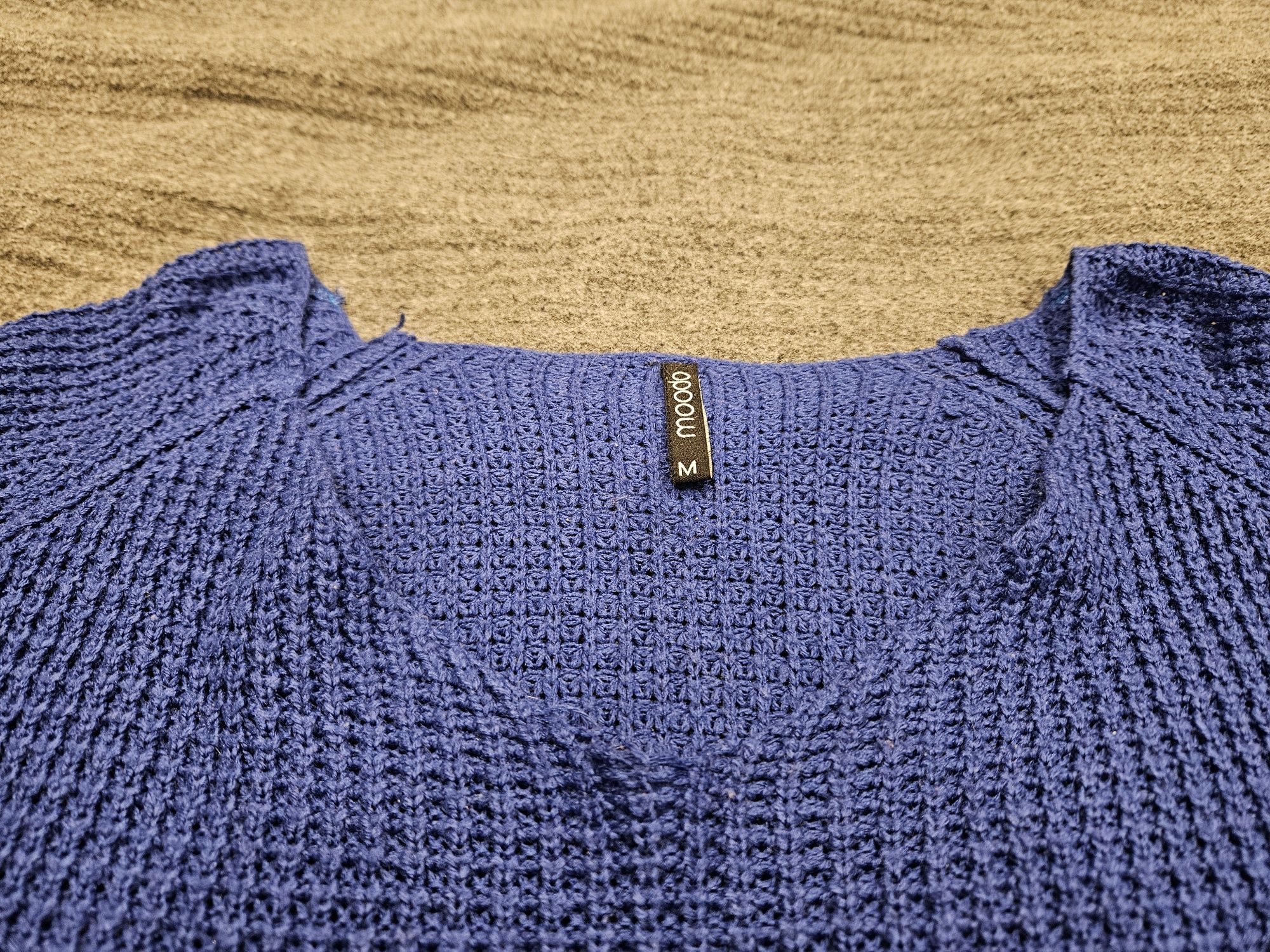 Niebieski sweter zimowy