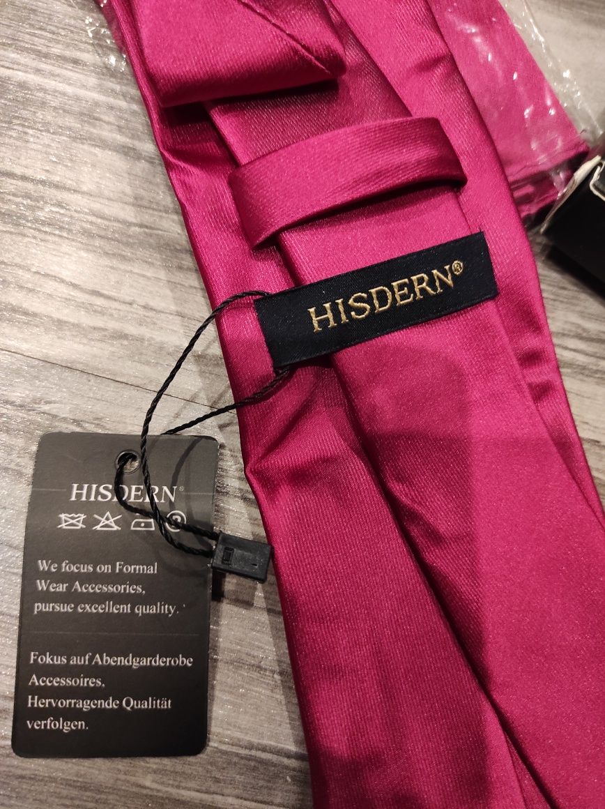 Elegancki krawat w kolorze fuksji