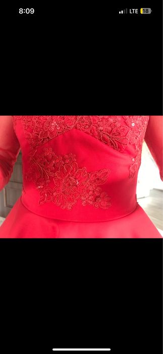 Sukienka czerwona z siateczowymi rekawami