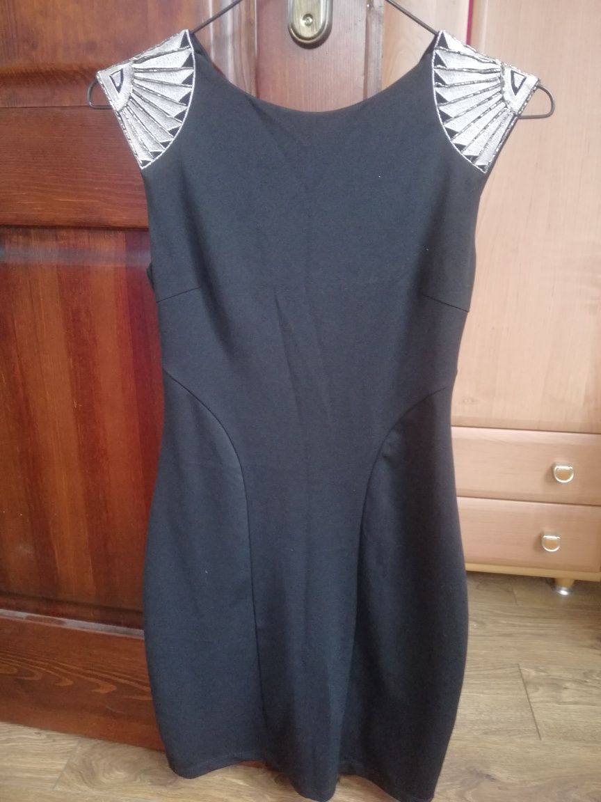 Czarna dopasowana sukienka rozmiar M