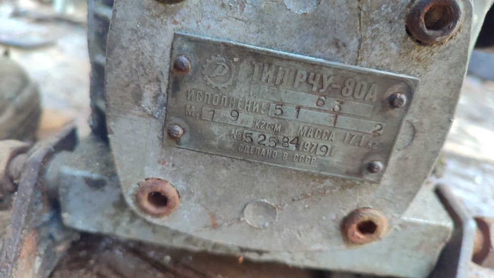 Редуктор в чудовому стані+два більших редуктора