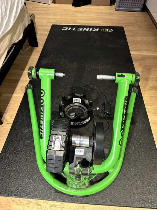 Trenażer rowerowy Kinetic + mata