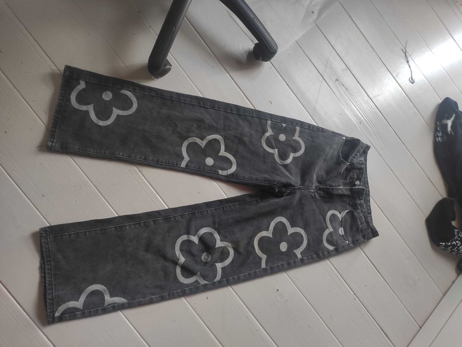 Spodnie z motywem kwiatów