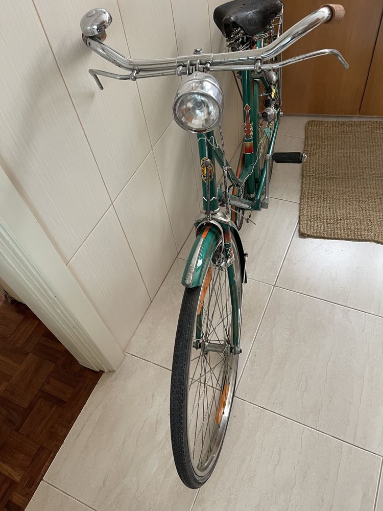 Bicicleta portuguesa vintage restaurada.