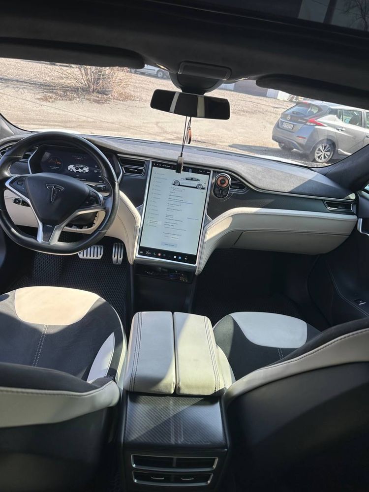 Tesla model S 2014 року