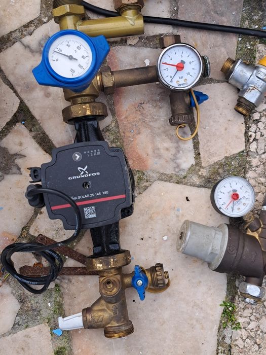 Equipamento para paineis solares aquecimento de água  quente como novo