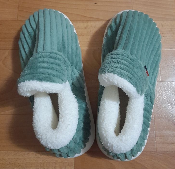 Нові нековзні м'які утеплені вуличні тапочки р. 44-45
