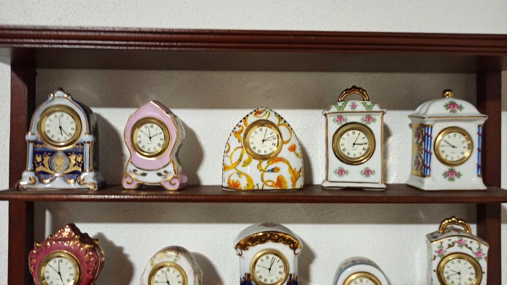 Coleção de 20 Relógios miniatura em porcelana com oferta de móvel