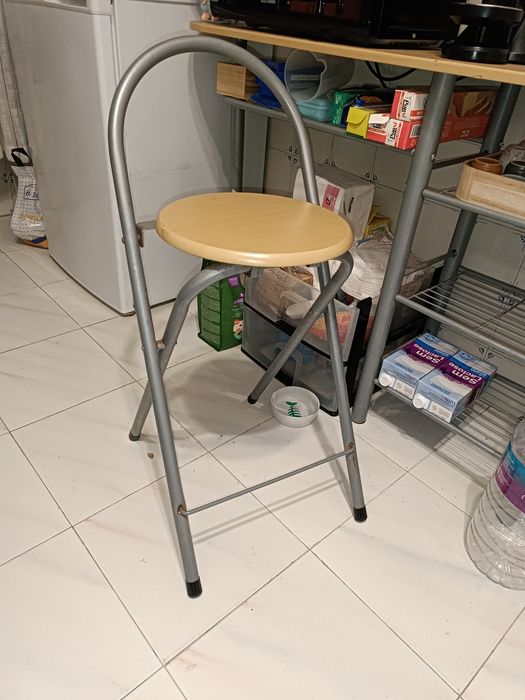 Mesa de apoio com duas cadeiras