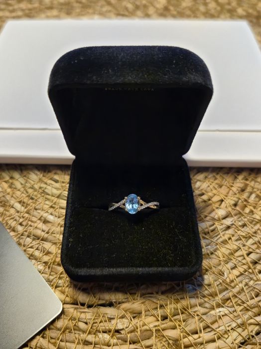 Pierścionek zaręczynowy SAVICKI: złoto 585 niebieski topaz, diamenty