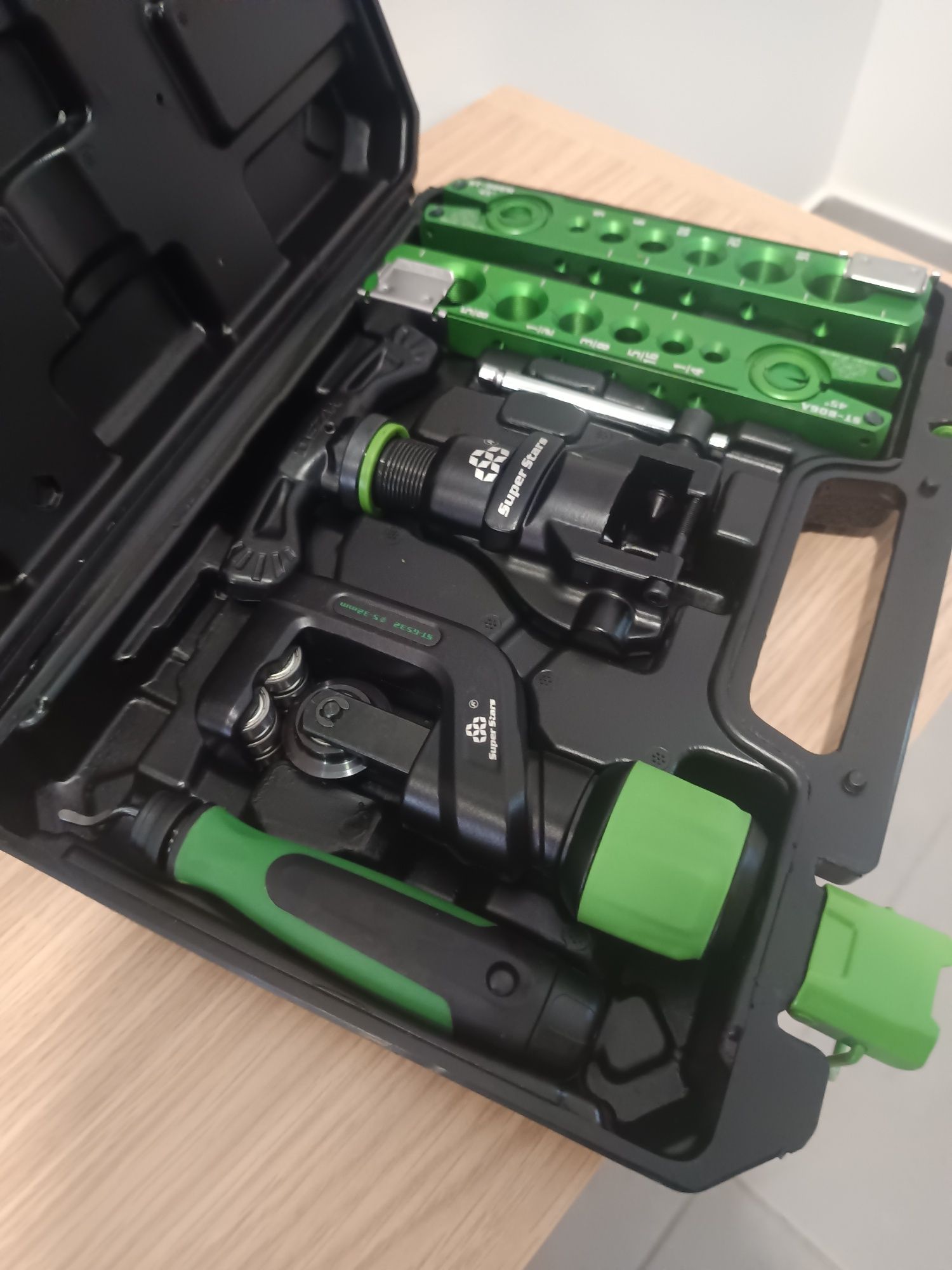 kit de ferramenta de flangeamento excêntrico

Super Stars ST-806FT-L