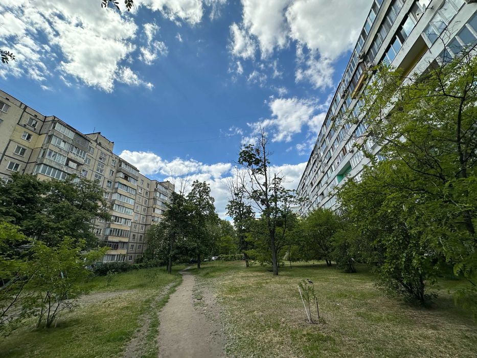 Продам 2-комнатную квартиру 50 м2 возле м. Левобережная!