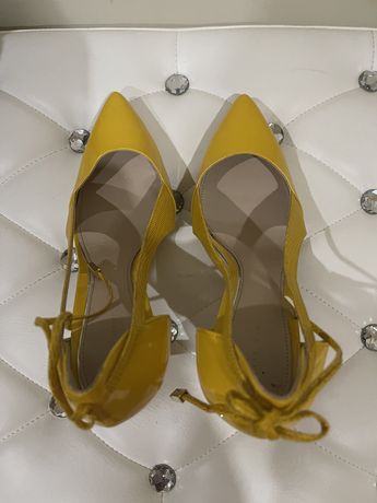 Sapatos amarelo/ mostarda, Zara, tam 37