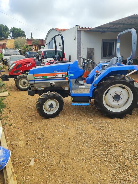 Vendo quatro tratores de várias marcas