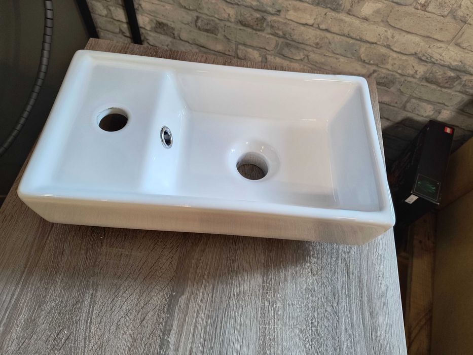 Umywalka nablatowa ceramiczna – kompaktowa, nowa