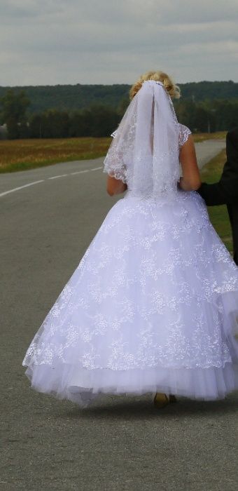 Весільна сукня продається.