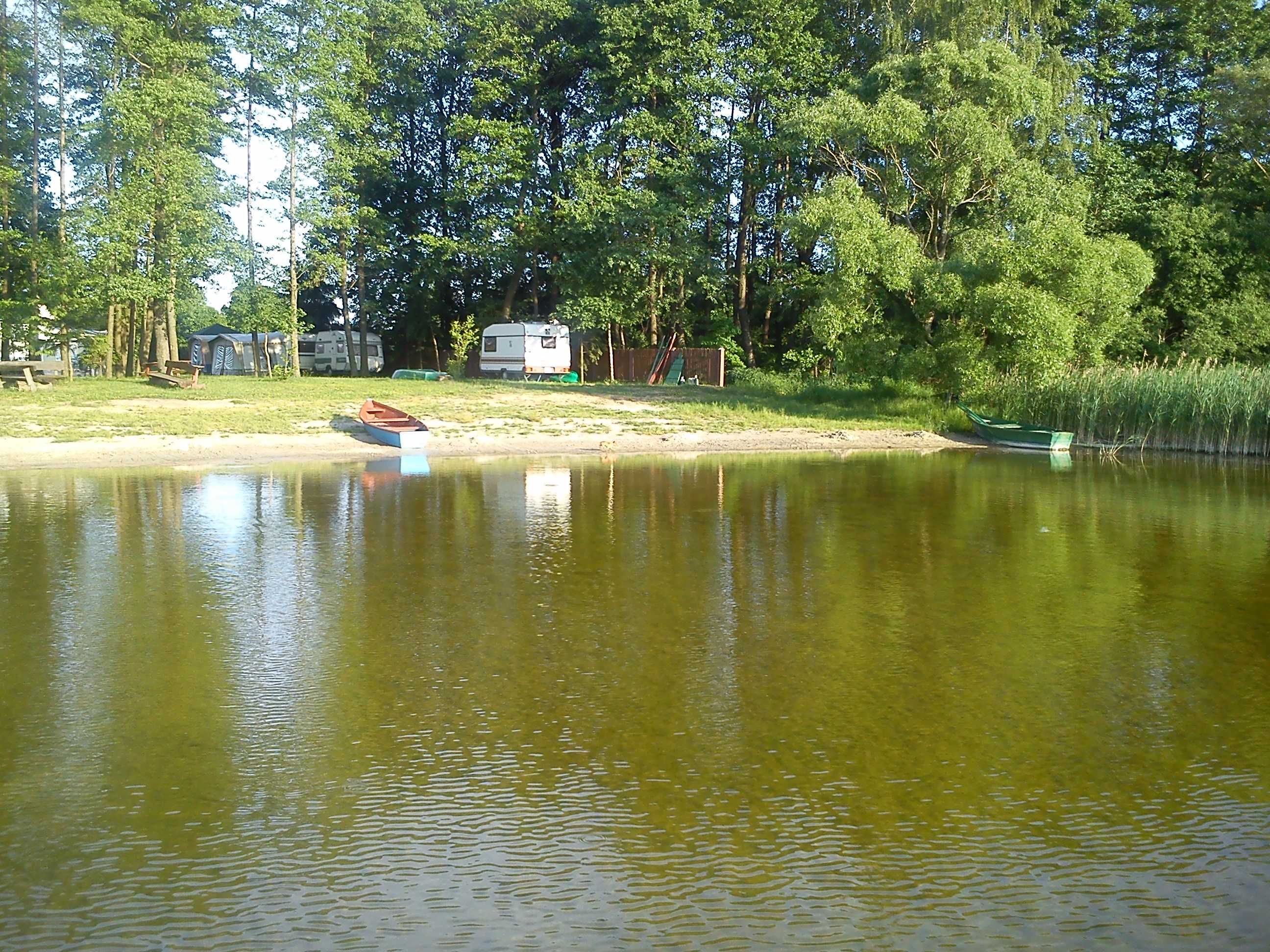 Pole namiotowe nad jeziorem