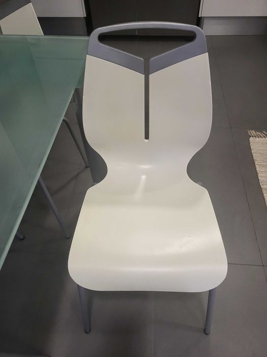 Mesa de cozinha e quatro cadeiras