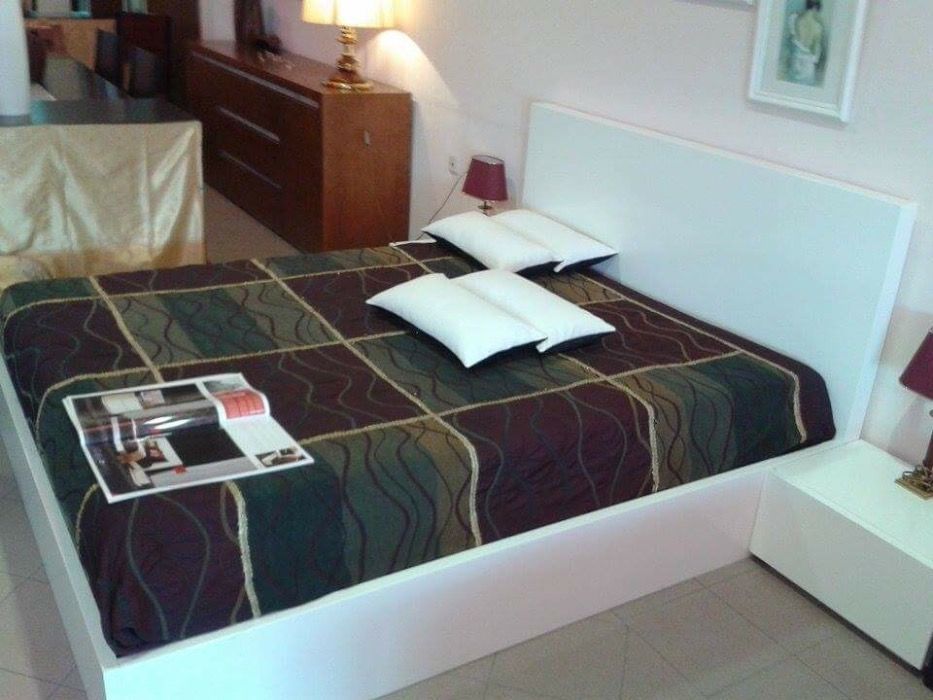 Quarto Casal cama e 2 mesinhas