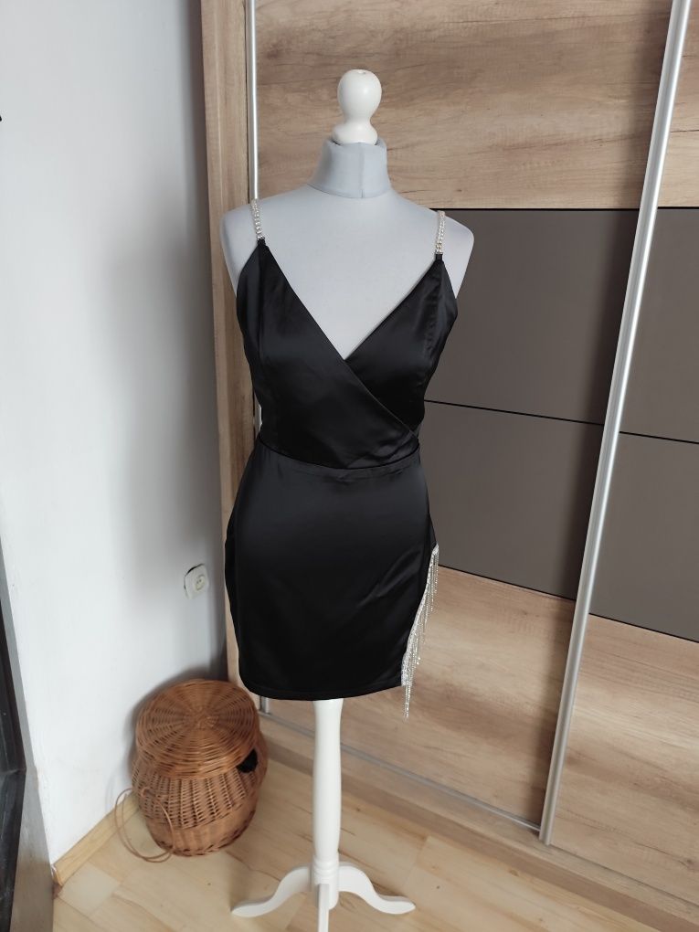 Czarna sukienka mini z łańcuszkami r. 40/42