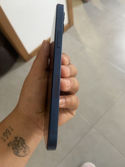 Iphone 12 azul.