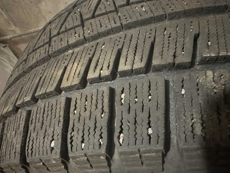 Продам зимові шини Bridgestone Blizzak REVO 215/50 R17 91.