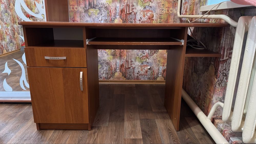 Шкільний стіл та стілець