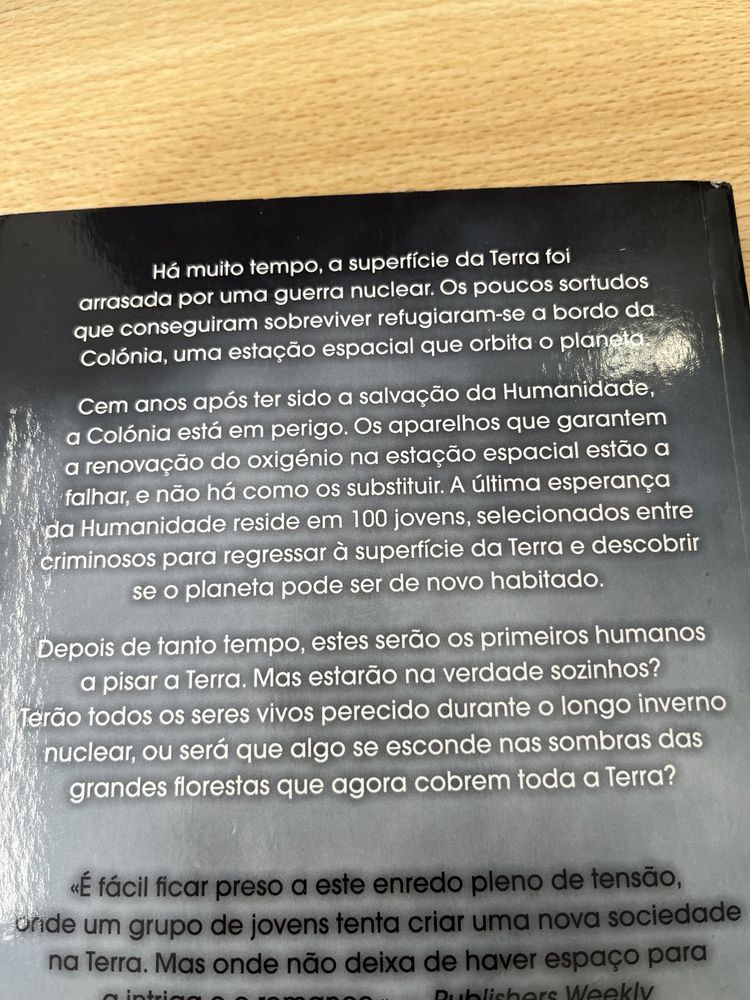 “Os 100” de Kass Morgan(em excelente estado). Ofereço os portes de envio.