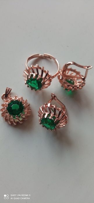 Набір прикрас з зеленим каменем