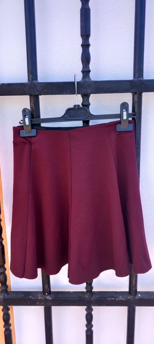 Saia bordô, tamanho S da Bershka 4€
