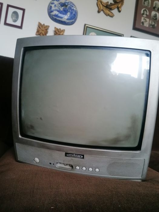 Televisão com comando básico universal