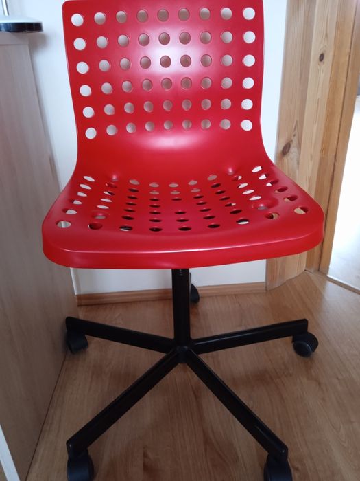 Krzesło czerwone plastikowe