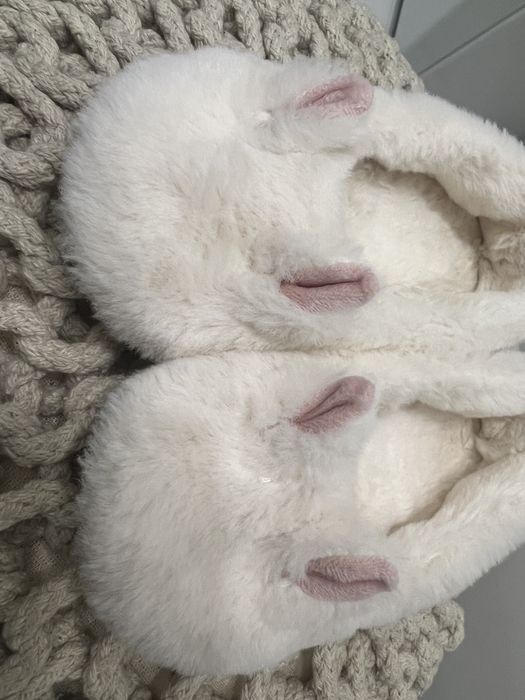 Мʼякі білі пухнасті теплі капці тапочки чешки зайчики h&m 22-23 р.