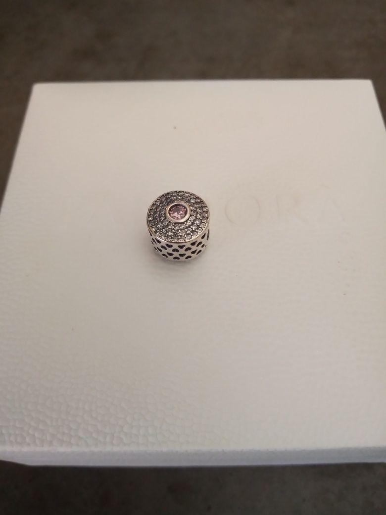 Charms do bransoletek typu Pandora .