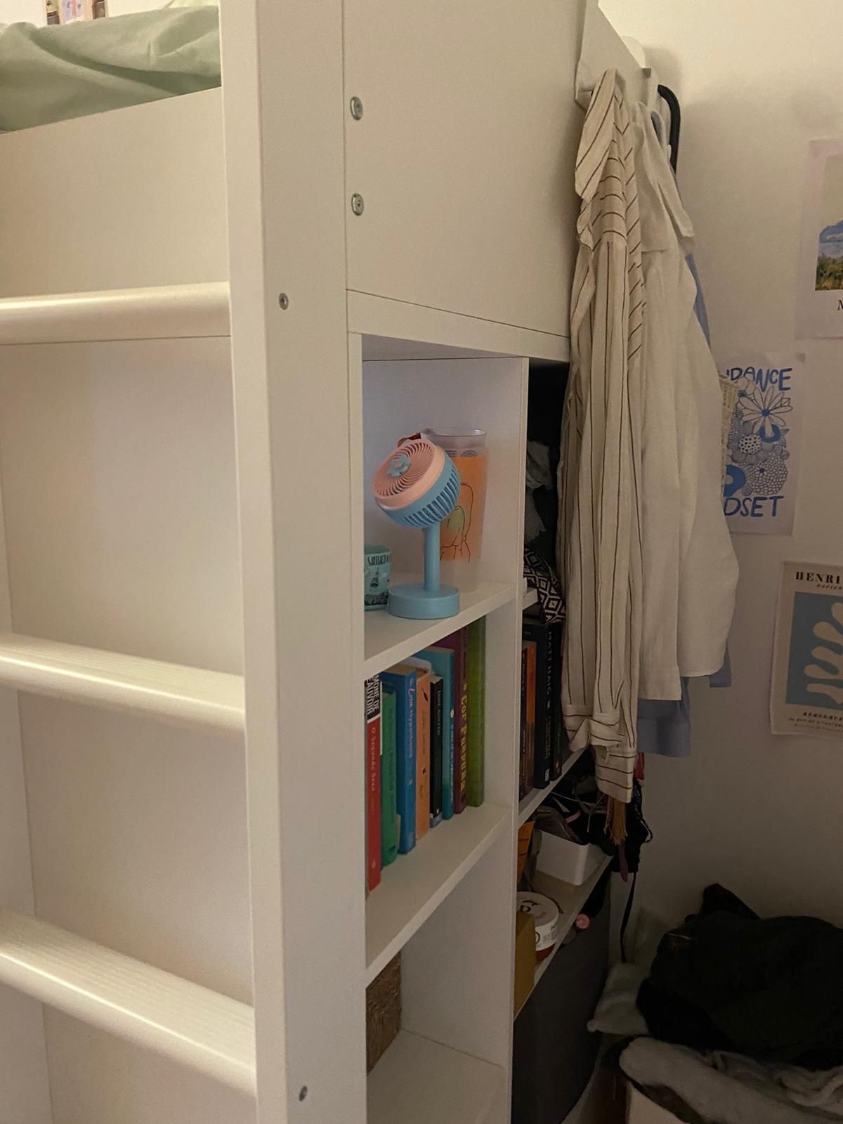 Cama Alta com escritório e arrumação na parte inferior.