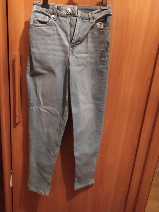Niebieskie jeansy
