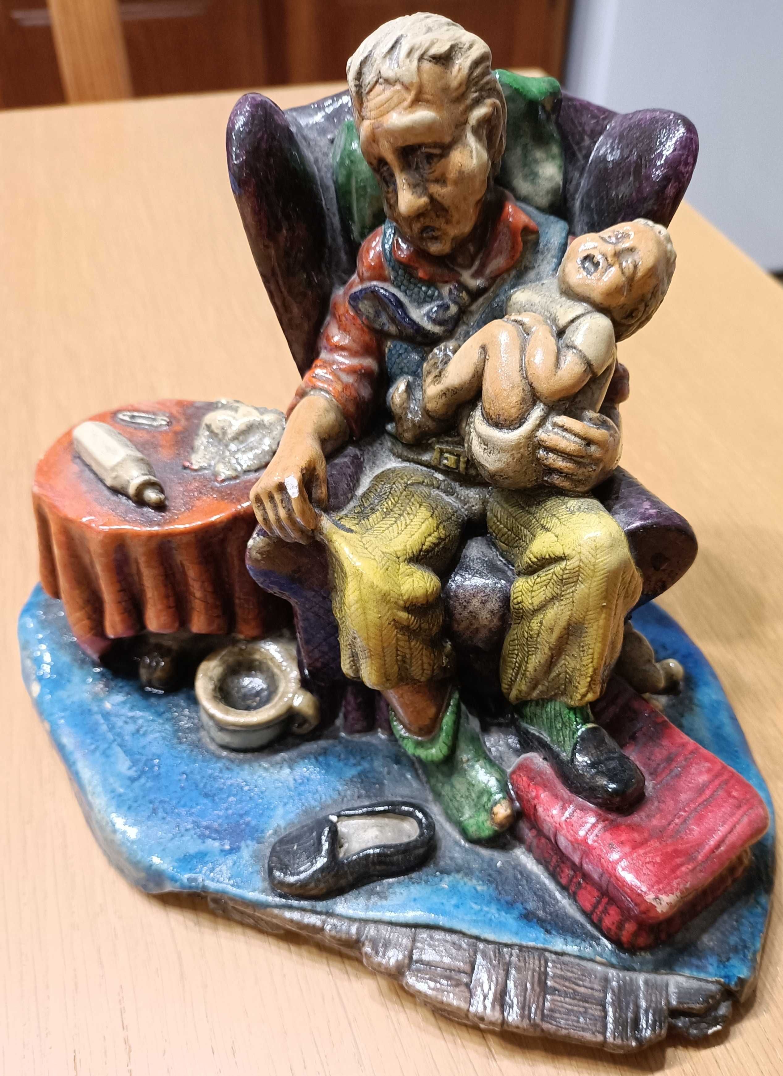 Estatueta antiga "Avô com neto ao colo"